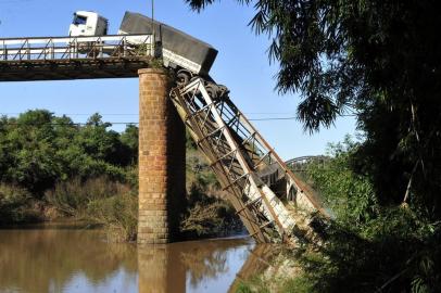  Como está a cidade de Jaguari um dia após a queda da ponte histórica do municípioSanta Maria, Rio Grande do Sul, Brasil, 01/06/2015 (foto Ronald Mendes/agencia RBS)