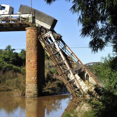  Como está a cidade de Jaguari um dia após a queda da ponte histórica do municípioSanta Maria, Rio Grande do Sul, Brasil, 01/06/2015 (foto Ronald Mendes/agencia RBS)