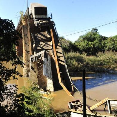  Como está a cidade de Jaguari um dia após a queda da ponte histórica do municípioSanta Maria, Rio Grande do Sul, Brasil, 01/06/2015 (foto Ronald Mendes/agencia RBS)