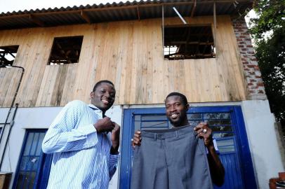  CAXIAS DO SUL, RS, BRASIL, 05/06/2015 - Campanha do Agasalho 2015. Na foto, Os Imigrantes senegaleses Omar Seck (E), 21 anos e Osmane Sene, 35 anos recebem camisa e calça doadas, pelo colunista do Jornal Pioneiro, Ciro Fabres. (JONAS RAMOS/AGÊNCIA RBS)