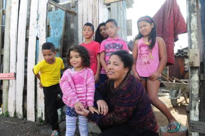  CAXIAS DO SUL, RS, BRASIL (05/06/2015) Campanha do Agasalho 2015. Desapeguenesteinverno. Colunista da RBS. Na foto, Raquel Fronza entrega roupas para Ana Claúdia Borges.  Família da dona de casa Ana Claudia Borges, 31 anos, recebe roupas doadas pela repórter Andressa Oestreich e a filha Sophia, 3 anos, cedendo blusão para a pequena Mariana, 4 anos. (Roni Rigon/Pioneiro)