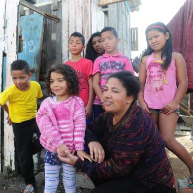  CAXIAS DO SUL, RS, BRASIL (05/06/2015) Campanha do Agasalho 2015. Desapeguenesteinverno. Colunista da RBS. Na foto, Raquel Fronza entrega roupas para Ana Claúdia Borges.  Família da dona de casa Ana Claudia Borges, 31 anos, recebe roupas doadas pela repórter Andressa Oestreich e a filha Sophia, 3 anos, cedendo blusão para a pequena Mariana, 4 anos. (Roni Rigon/Pioneiro)