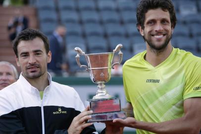 534885921Brazil's Marcelo Melo (R) and Croatia's Ivan Dodig celebrate with the trophy following their victory over US Bob and Mike Bryan celebrate at the end of the men's double final match of the Roland Garros 2015 French Tennis Open in Paris on June 6, 2015.    AFP PHOTO / KENZO TRIBOUILLARDEditoria: SPOLocal: ParisIndexador: KENZO TRIBOUILLARDSecao: TennisFonte: AFPFotógrafo: STF