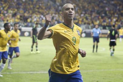 Brazils Diego Tardelli celebrates his goal against Mexico during a friendly match in preparation for the Copa America Chile 2015 at Allianz Parque stadium in Sao Paulo, Brazil, on June 7, 2015. AFP PHOTO / Miguel SCHINCARIOL