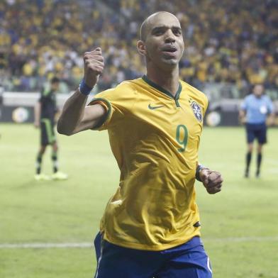 Brazil's Diego Tardelli celebrates his goal against Mexico during a friendly match in preparation for the Copa America Chile 2015 at Allianz Parque stadium in Sao Paulo, Brazil, on June 7, 2015. AFP PHOTO / Miguel SCHINCARIOL