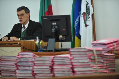  SANTA MARIA , RS , BRASIL , 10/06/2014As audiências encerraram a fase de depoimentos de testemunhas de acusação no processo criminal da Kiss em Santa Maria. O juiz da 1ª Vara Criminal de Santa Maria, Ulysses Fonseca Louzada, que conduz o processo, restringiu temporariamente a presença de familiares de vítimas às audiências. A decisão valeu para ontem e para o dia 27 de maio em Alegrete. Um pequeno grupo de pais foi ao Fórum, mas ficou no corredor do lado de fora do Salão do Júri. Cinco pessoas prestaram depoimento, entre elas Nívia da Silva Braido, arquiteta, e Flavio Boeira, proprietário da loja de colchões onde foi comprada a espuma colocada no teto da boate.Na foto- Juiz da 1ª Vara Criminal de Santa Maria, Ulysses Fonseca Louzada com o Processo Criminal da Boate KissFOTO JEAN PIMENTEL / AGÊNCIA RBS, GERAL