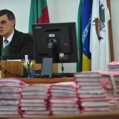  SANTA MARIA , RS , BRASIL , 10/06/2014As audiências encerraram a fase de depoimentos de testemunhas de acusação no processo criminal da Kiss em Santa Maria. O juiz da 1ª Vara Criminal de Santa Maria, Ulysses Fonseca Louzada, que conduz o processo, restringiu temporariamente a presença de familiares de vítimas às audiências. A decisão valeu para ontem e para o dia 27 de maio em Alegrete. Um pequeno grupo de pais foi ao Fórum, mas ficou no corredor do lado de fora do Salão do Júri. Cinco pessoas prestaram depoimento, entre elas Nívia da Silva Braido, arquiteta, e Flavio Boeira, proprietário da loja de colchões onde foi comprada a espuma colocada no teto da boate.Na foto- Juiz da 1ª Vara Criminal de Santa Maria, Ulysses Fonseca Louzada com o Processo Criminal da Boate KissFOTO JEAN PIMENTEL / AGÊNCIA RBS, GERAL