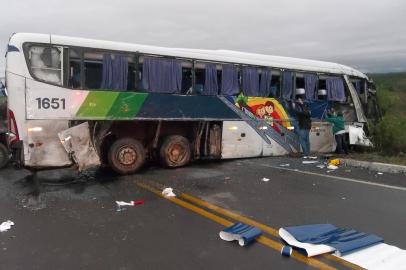 Acidente com ônibus da Planalto na BR-392 em Santana da Boa Vista (8/06)