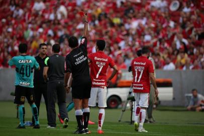 PORTO ALEGRE, RS, BRASIL, 07-06-2015 - Campeonato Brasileiro - 6ª Rodada, Internacional x Coritiba no estádio Beira-rio.(Foto:RICARDO DUARTE/Agência RBS)Jogador Lisandro López recebe cartão vermelho por reclamação.