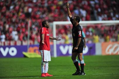  PORTO ALEGRE, RS, BRASIL, 07-06-2015 - Campeonato Brasileiro - 6ª Rodada, Internacional x Coritiba no estádio Beira-rio.(Foto:FÉLIX ZUCCO/Agência RBS)Jogador Anderson recebe cartão amarelo do árbitro André Luiz de Freitas CastroIndexador: FELIX ZUCCO