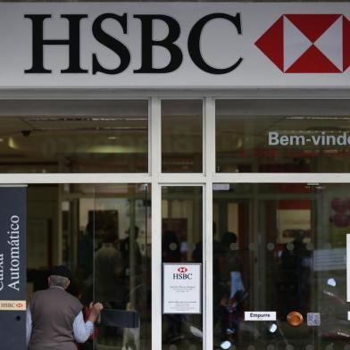  PORTO ALEGRE, RS, BRASIL - 09-06-2015 - Após anunciar a venda de suas operações de varejo no Brasil, o HSBC emitiu uma nota à imprensa em que explica que o banco "está em processo de venda e não de encerramento de suas operações". Ainda de acordo com o texto, o banco seguirá "operando normalmente e, mesmo após a venda, seguirá prestando serviços aos seus clientes" (FOTO: DIEGO VARA/AGÊNCIA RBS)Indexador: Diego Vara