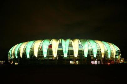  PORTO ALEGRE, RS, BRASIL, 09-06-2015 - Estádio Beira-rio coloca luzes com as cores da Seleção Brasileira.(Foto:MARCELO OLIVEIRA/Agência RBS)