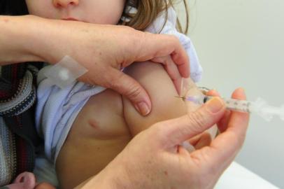  CAXIAS DO SUL, RS, BRASIL  (09/05/2015) Vacina Contra Gripe 2015. Crianças e idosos recebem vacinação contra gripe, na UBS do Santa Lúcia. Na foto, Sandra Marcante da Silva Lusa com a filha Beatriz Marcante da Silva Lusa. (Roni Rigon/Pioneiro)