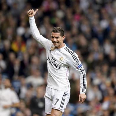 529414999Real Madrid's Portuguese forward Cristiano Ronaldo gives the thumbs up during the round of 16 second leg UEFA Champions League football match Real Madrid CF vs FC Shalke 04 at the Santiago Bernabeu stadium in Madrid on March 10, 2015.  AFP PHOTO/ DANI POZOEditoria: SPOLocal: MadridIndexador: DANI POZOSecao: SoccerFonte: AFPFotógrafo: STR