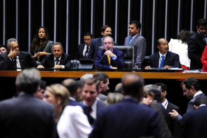 O Plenário da Câmara dos Deputados retoma, nesta quarta-feira, a votação dos temas restantes da reforma política (PEC 182/07). Após acordo firmado por líderes partidários, a proposta que estabelece o voto facultativo e o primeiro item a ser analisado na sessão de hoje. Em seguida, poderão ser votados textos que propõem eleições municipais e gerais no mesmo dia, cotas para mulheres e alteração na duração dos mandatos, entre outros assuntos.