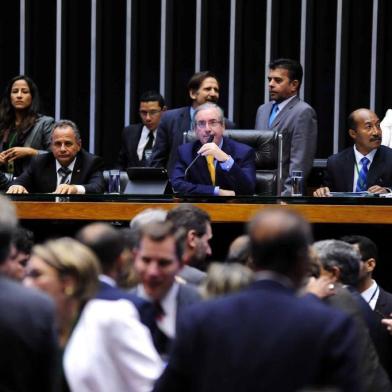 O Plenário da Câmara dos Deputados retoma, nesta quarta-feira, a votação dos temas restantes da reforma política (PEC 182/07). Após acordo firmado por líderes partidários, a proposta que estabelece o voto facultativo e o primeiro item a ser analisado na sessão de hoje. Em seguida, poderão ser votados textos que propõem eleições municipais e gerais no mesmo dia, cotas para mulheres e alteração na duração dos mandatos, entre outros assuntos.