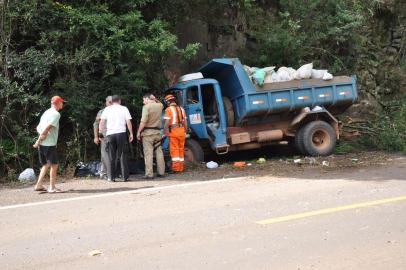  Segundo informações da Polícia Rodoviária Federal (PRF), por volta das 12h10min, Edgar Dal Osto, 53 anos, conduzia uma caçamba da prefeitura da cidade, quando perdeu o controle do veículo, no km 378 da BR-287. O caminhão saiu da pista e se chocou contra um paredão de pedras, em uma localidade conhecida como Picada do Funcho. O motorista morreu no local.