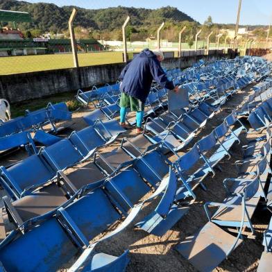  SANTA MARIA, RS, BRASIL, 14/063/2015 - Grêmio doou mil cadeiras do Olímpico para o Estádio dos Eucaliptos, do Riograndense. 500 já chegaram. (FOTO MAIARA BERSCH / AGÊNCIA RBS - ESPORTE)