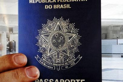 #PÁGINA:40Passaporte mais seguroO brasileiro pagará mais pelo novo passaporte, lançado oficialmente ontempelo presidente Luiz Inácio Lula da Silva. O custo passou de R$ 89,61 para R$ 156,07. No Estado, o documento será emitido a partir de fevereiro. Apesar de o novo passaporte já estar circulando, o antigo poderá ser usado enquanto estiver válido. A partir de agora, o passaporte comum terá capa azul, no lugar da verde, e contará com 16 itens de segurança, seguindo padrões internacionais. Fonte: ABR Fotógrafo: ANTONIO CRUZ