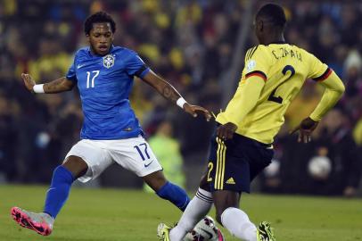 Colombia's defender Cristian Zapata (R) vies for the ball with Brazil's midfielder Fred during their Copa America football match, at the Estadio Monumental David Arellano in Santiago, Chile, on June 17, 2015.    AFP PHOTO / PABLO PORCIUNCULA