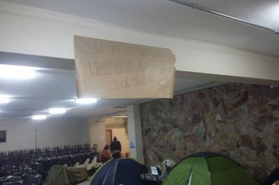 Alunos da Unipampa interditam acesso ao campus de Caçapava do Sul (18/06)