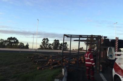 caminhão com toras de madeira tomba e bloqueia a rs-118, rdgol