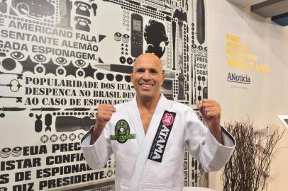 AUTÓGRAFOS: O lutador Royce Gracie esteve no estande do AN, interagiu com os visitantes, posou para fotos com os fãs e deu autógrafos 