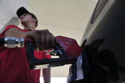  JOINVILLE, SC, BRASIL, 02-04-2015: Preço da gasolina baixa em alguns postos de Joinville. Posto Apa na rua Anita Garibaldi. (Foto: Leo Munhoz/ Agência RBS)