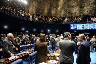 O Plenário do Senado aprovou, na noite desta terça-feira, o projeto (PLC 28/2015) que estabelece reajuste escalonado para os servidores do Poder Judiciário. A proposta segue agora para sanção presidencial.