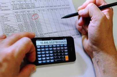  PORTO ALEGRE, RS, BRASIL, 13-10-2013. Consumidores colocam as contas em dia para ter crédito para as compras de fim de ano( Foto Andréa Graiz/Agência RBS, Economia).