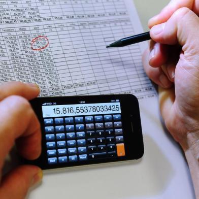  PORTO ALEGRE, RS, BRASIL, 13-10-2013. Consumidores colocam as contas em dia para ter crédito para as compras de fim de ano( Foto Andréa Graiz/Agência RBS, Economia).