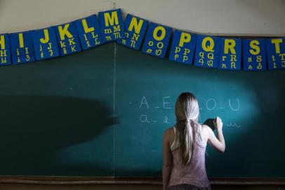  PORTO ALEGRE, RS, BRASIL, 20-05-2015: Professora durante a aula na Escola Estadual Aurélio Reis, no bairro Jardim Floresta, na zona norte. (Foto: Mateus Bruxel / Agência RBS)Indexador: Mateus_Bruxel