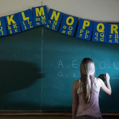  PORTO ALEGRE, RS, BRASIL, 20-05-2015: Professora durante a aula na Escola Estadual Aurélio Reis, no bairro Jardim Floresta, na zona norte. (Foto: Mateus Bruxel / Agência RBS)Indexador: Mateus_Bruxel