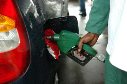 *** Gasolina - Cynthia Vanzella ***Preço da gasolina está mais barato em alguns postos da Capital.Neste Posto BR Petrobras, na Avenida Aparício Borges, duas bombas vendem gasolina à vista a 2,39, mas a dona é ameaçada se anunciar este valor. Assim, o cartaz em frente ao local anuncia 2,41.