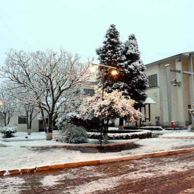  São José dos Ausentes - RS - Brasil. 27/08/2013.Clima - Continua nevando nos Campos de Cima da serra nesta manhã de terça-feira.Foto: Daniela Xu/Agência RBS