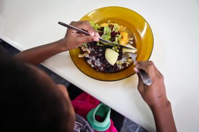  FLORIANÓPOLIS, SC, BRASIL, 30/06/2015 - Merenda escolar - Pais reclamam de escolas que não permitem às crianças repetirem a rafeição, a Hora foi lá para conferir.Fotos feitas na Escola Pero Vaz, em CapoeirasIndexador: Picasa