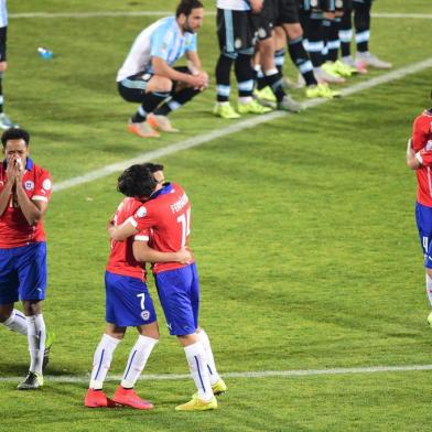 Chilean players celebrate after beating Argentina in a penalty shootout in the 2015 Copa America football championship final, in Santiago, Chile, on July 4, 2015. Chile won 4-1 (0-0).