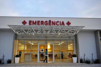  PORTO ALEGRE, RS, BRASIL, 01/07/14 - Abertura do Hospital da Restinga e Extremo Sul, primeiro dia de funcionamento. Por volta das 7h, 13 pessoas aguardavam atendimento na recepção da Emergência. A primeira manhã de atendimento foi marcada pelo entra e sai de pacientes no saguão(Foto: LÍVIA STUMPF / DIÁRIO GAÚCHO)