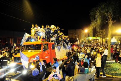  VACARIA, RS, BRASIL 05/07/2015Comemoração dos jogadores do Glória de Vacaria na avenida Moreira Paz no centro de vacaria. Os jogadores desfilaram no carro de bombeiros (Felipe Nyland/Agência RBS)