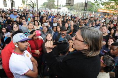 Porto Alegre  06/07/2015  meningite , surto de meningite em cahoeirinha, uma criança morreu e varias estão sendo avaliadas ,  uma creche municipal esta fechada , a população esta em panico / plenaria de discução com os pais de alunos , / CREDITO / LUIZ ARMANDO VAZ / DIARIO GAUCHO