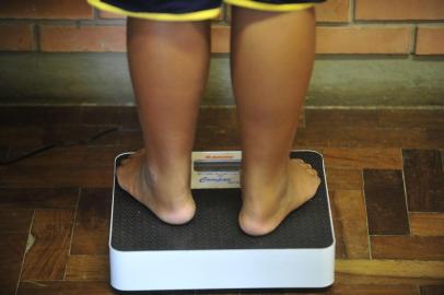  Ofensiva do Ministério da Saúde contra a obesidade infantil. Alunos de escola do Morro da Cruz durante pesagem.