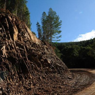  CAXIASD DO SUL, RS, BRASIL, 22/06/2015 - Matéria Especial sobre a construção do novo Aeroporto de Caxias do Sul, em Vila Oliva. Na foto, estrada de chão que liga Vila Oliva à Gramado, trecho pertencente a Caxias do Sul, Estada Municipal Luiz Daneluz também conhecida como Estrada do Raposo,  (JONAS RAMOS/AGÊNCIA RBS)