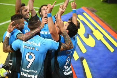  PORTO ALEGRE, RS, BRASIL - 01-07-2015 - Brasileirão - 10ª Rodada, Grêmio x Cruzeiro na Arena.(FOTO:CARLOS MACEDO/AGÊNCIA)Pênalti marcado no jogador Luan, Douglas bate pênalti e abre o placar da partida, Grêmio 1x0 Cruzeiro.