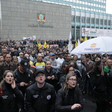  PORTO ALEGRE, RS, BRASIL - 07-07-2015 -  Manifestação dos Policiais civis no centro da capital, em frente ao Palácio Piratini.(FOTO:LAURO ALVES/AGÊNCIA)