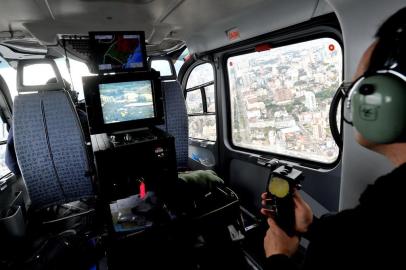  SANTA MARIA , RS , BRASIL , 06/07/2015Helicóptero da Receita Federal sobrevoa a cidade para achar residências e obras irregulares. FOTO JEAN PIMENTEL / AGÊNCIA RBS, GERAL