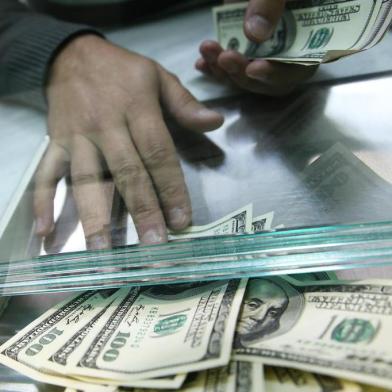  PORTO ALEGRE, RS, BRASIL, 04-06-2013 : Efeitos da disparada do dólar. Fotografias produzidas em uma casa de câmbio e loja de eletrodomésticos do shopping Praia de Belas (Foto: BRUNO ALENCASTRO/Agência RBS, Editoria Economia)