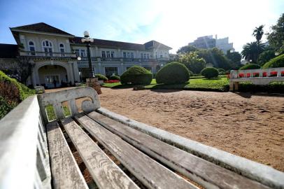  PORTO ALEGRE, RS, BRASIL, 31-05-2013 : Praça Hidráulica Guaibense, mais conhecida como Jardim do Dmae, uma das melhores praças segundo teste da Zero Hora. Caracterizada pelo jardim bem cuidado, bancos conservados e grama aparada. (Foto: BRUNO ALENCASTRO/Agência RBS, Editoria Geral)