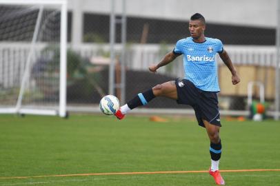 RS - FUTEBOL/TREINO GREMIO  - ESPORTES - Jogadores do Gremio realizam treino durante a tarde desta quinta-feira no Centro de Treinamentos Luiz Carvalho, na preparacao para o Campeonato Brasileiro 2015. Na foto, o volante Walace