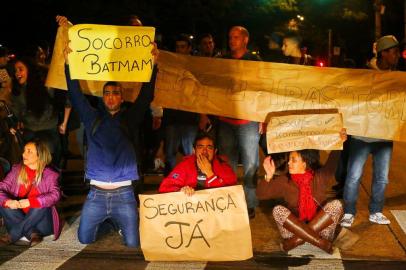  PORTO ALEGRE, RS, BRASIL, 09-08-2015- eSTUDANTES DO COLÉGIO pROTÁSIO aLVES PARALISAM A aV IPIRANGA EM PROTESTO CONTRA ESTUDANTE MORTE EM ASSALTO