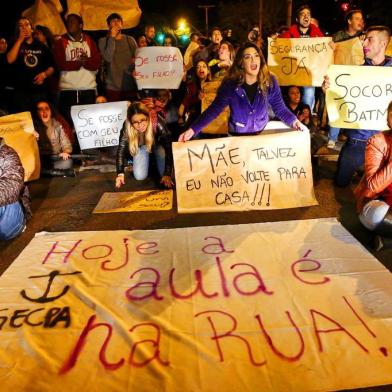  PORTO ALEGRE, RS, BRASIL, 09-08-2015- eSTUDANTES DO COLÉGIO pROTÁSIO aLVES PARALISAM A aV IPIRANGA EM PROTESTO CONTRA ESTUDANTE MORTE EM ASSALTO